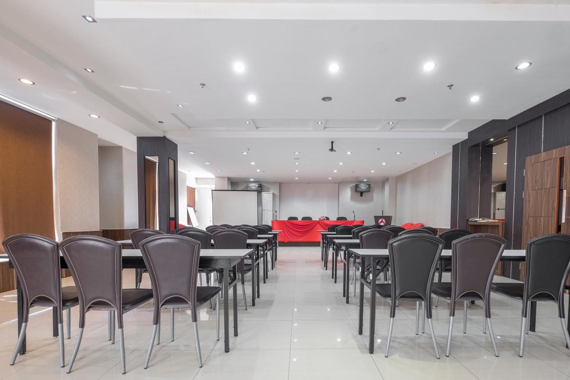 Oyo 1081 Allson City Hotel Makassar Kültér fotó