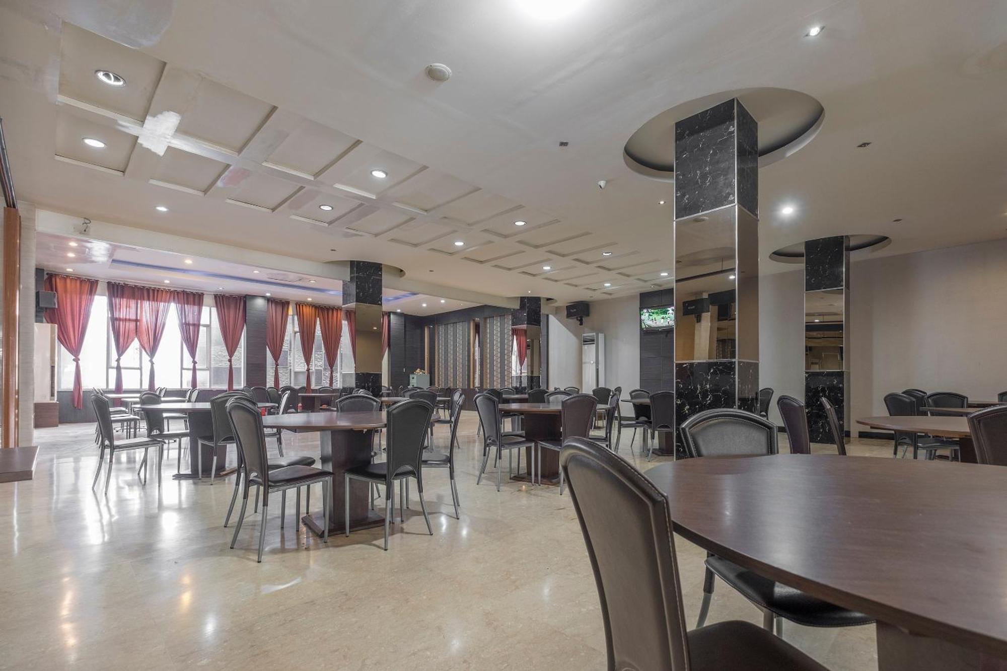 Oyo 1081 Allson City Hotel Makassar Kültér fotó