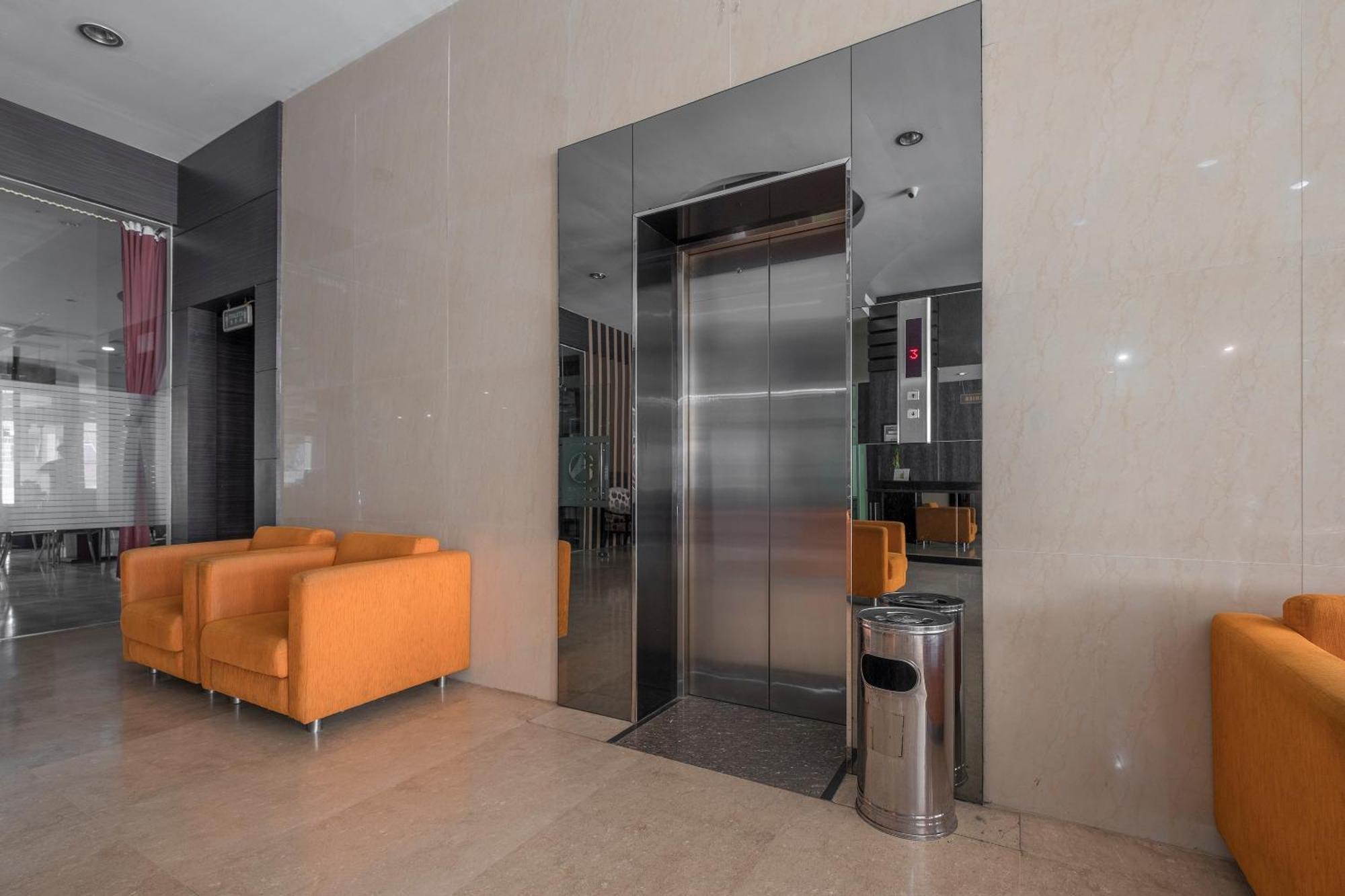 Oyo 1081 Allson City Hotel Makassar Kültér fotó